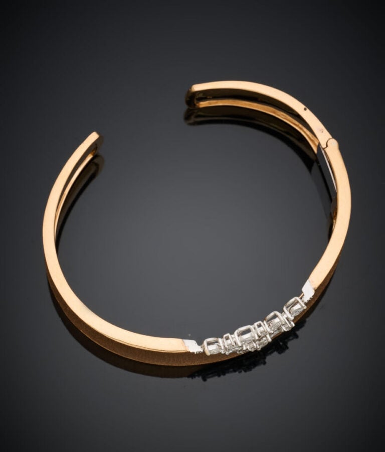 BRACELET semi-rigide ouvert en or rose et or gris (750‰) finement ciselé et ajo…