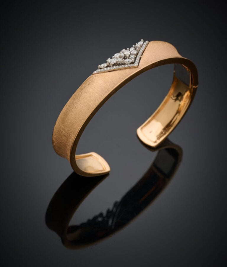 BRACELET semi-rigide ouvert en or rose et or gris (750‰) finement ciselé et ajo…
