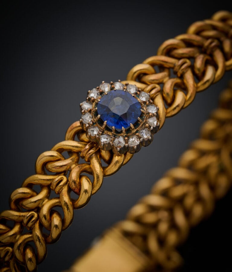 BRACELET souple en or jaune (750‰) ajourés, centré d'un motif "marguerite" sert…
