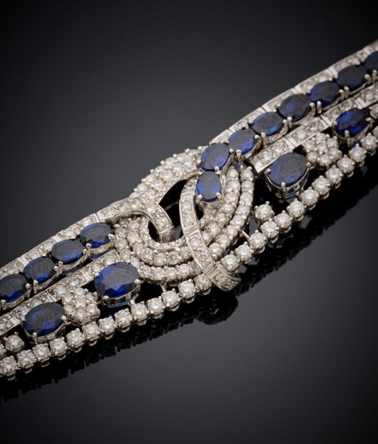 BRACELET "volutes" articulé en or gris (750‰) ajouré, serti de diamants taille…