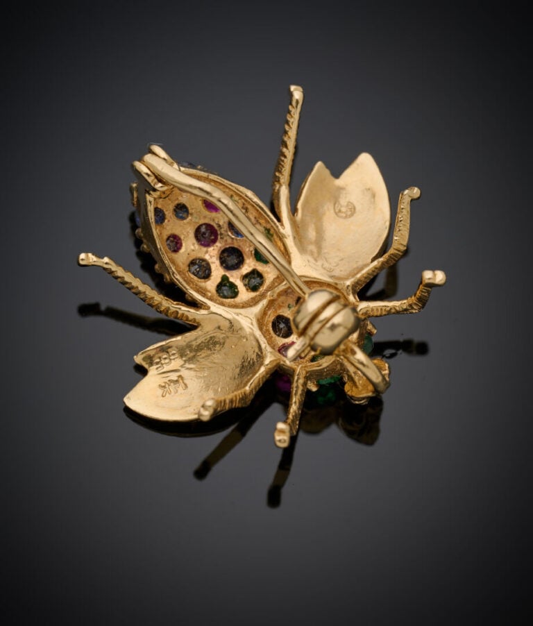 BROCHE "abeille" en or jaune (585‰) 14 carats serti de rubis, saphirs, d'émerau…