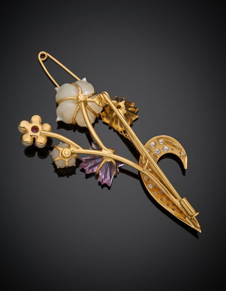 BROCHE "bouquet de fleurs" en or jaune (750‰) orné de petites perles de culture…