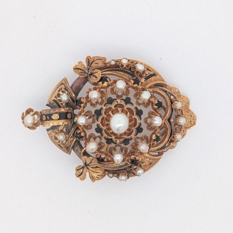 BROCHE en or jaune (750‰) ajouré et ciselé, orné d'émail et serti de perles non…