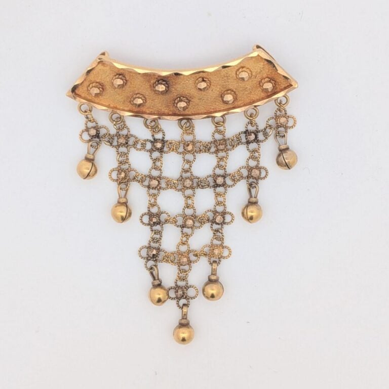 BROCHE en or jaune (750‰) retenant résille et sept grelots. - Long.: 6 cm. Poid…