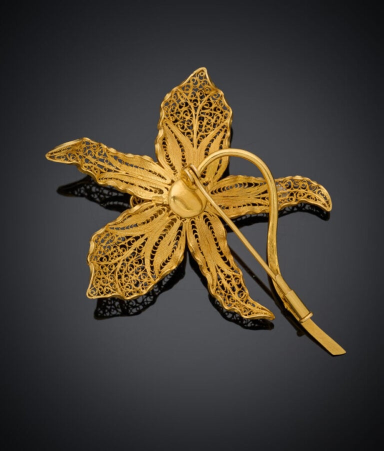 BROCHE "fleur" en or jaune (750‰) ajouré et filigrané. - Long.: 7,1 cm. Poids :…