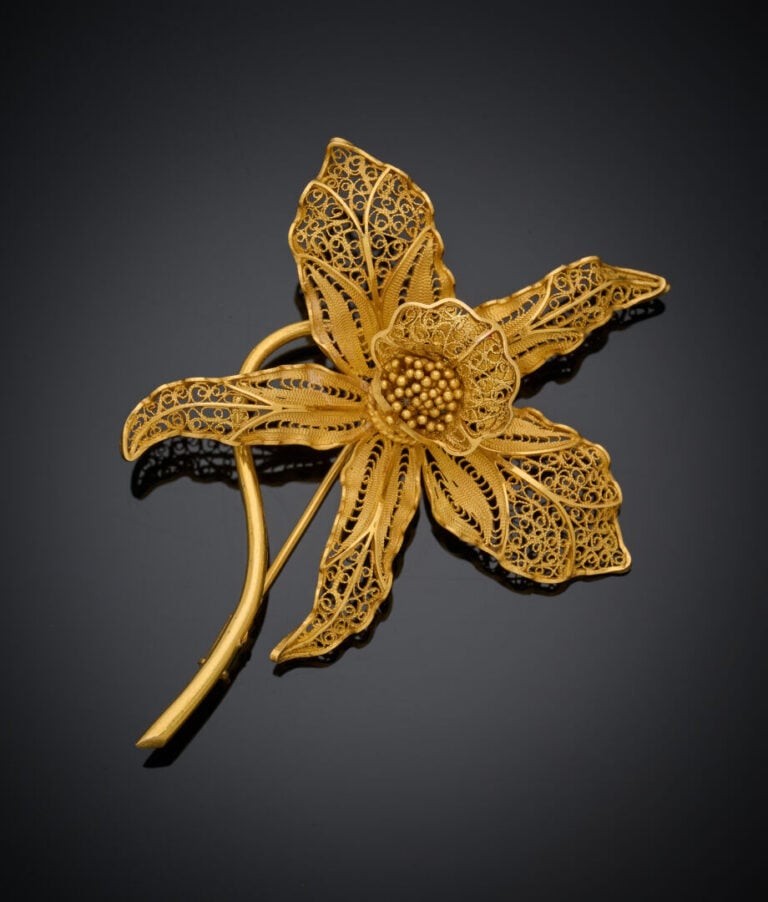 BROCHE "fleur" en or jaune (750‰) ajouré et filigrané. - Long.: 7,1 cm. Poids :…