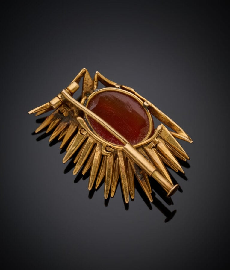 BROCHE "hérisson" en or jaune (750‰) serti d'un cabochon de cornaline de forme…