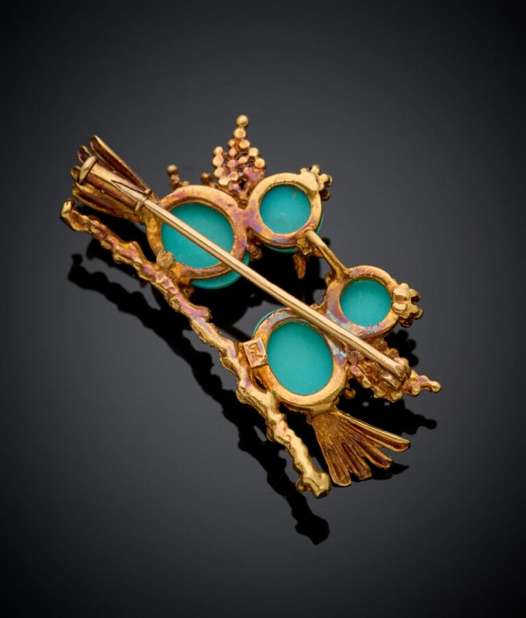 BROCHE "inséparables" en or jaune (750‰) le corps formé de turquoises cabochons…
