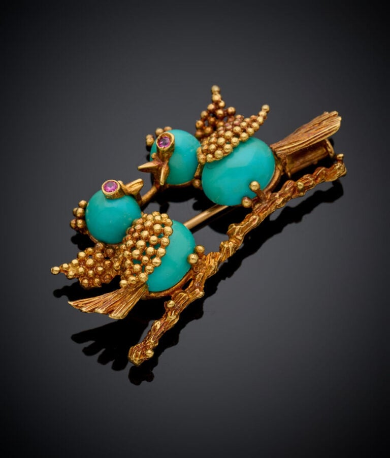 BROCHE "inséparables" en or jaune (750‰) le corps formé de turquoises cabochons…