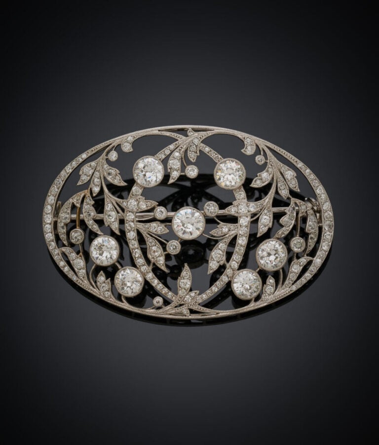 BROCHE ovale en platine (min.800‰) et or gris (750‰) ajouré, serti de sept diam…