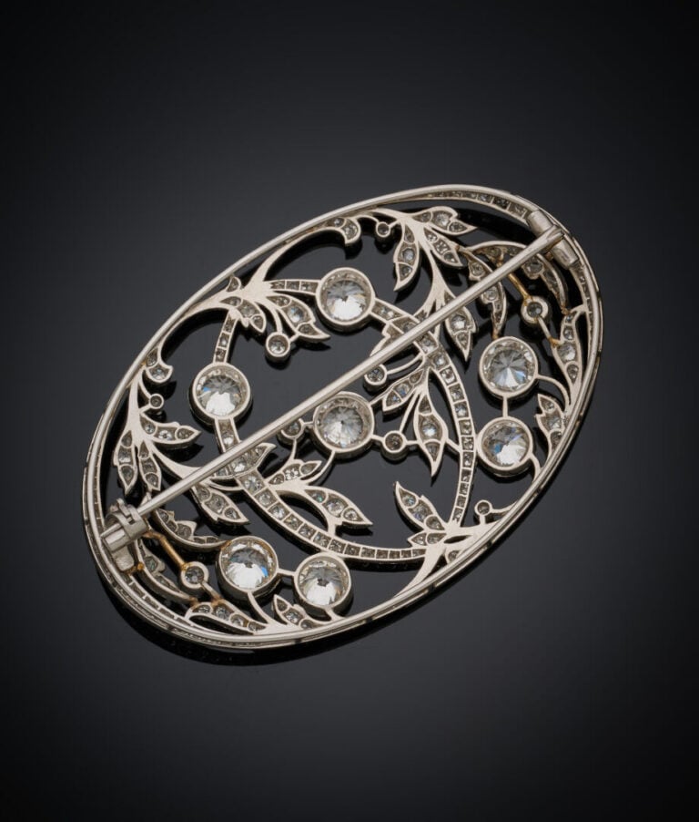 BROCHE ovale en platine (min.800‰) et or gris (750‰) ajouré, serti de sept diam…