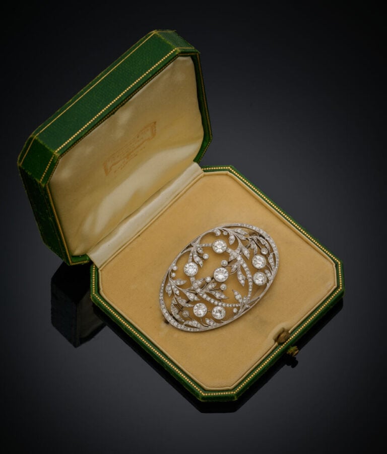 BROCHE ovale en platine (min.800‰) et or gris (750‰) ajouré, serti de sept diam…