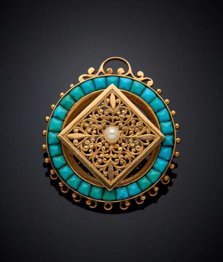 BROCHE PENDENTIF circulaire en or jaune (750‰) repercé et ciselé, serti de turq…