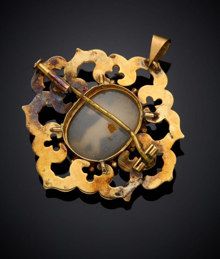 BROCHE PENDENTIF en or jaune (585‰) 14 carats, ajouré, orné d'un camée en agate…