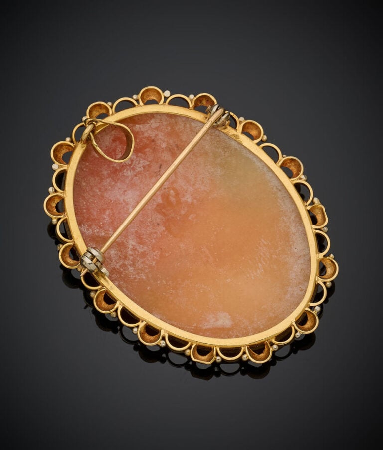 BROCHE PENDENTIF en or jaune (750‰) ajouré, serti d'un camée coquille figurant…