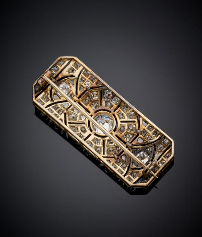 BROCHE rectangulaire en or gris (750‰) ajouré, serti de diamants taille ancienn…