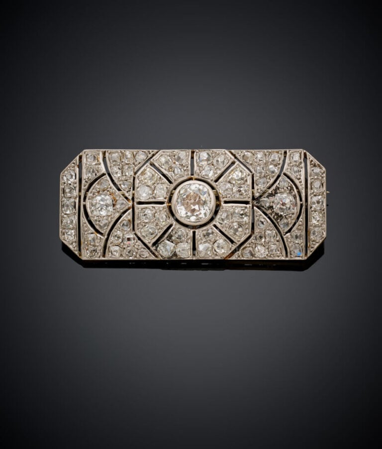 BROCHE rectangulaire en or gris (750‰) ajouré, serti de diamants taille ancienn…