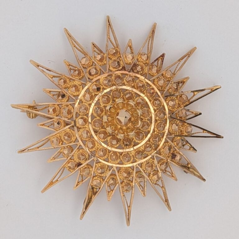 BROCHE "soleil d'Asmara" en or jaune (750‰), à motif rayonnant. - Diam. : 5, cm…