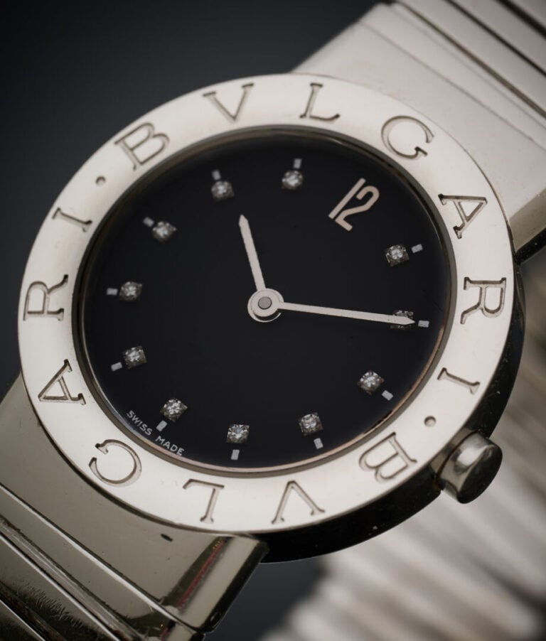 BULGARI - BRACELET MONTRE ronde de dame modèle "tubogas" en acier. Lunette grav…