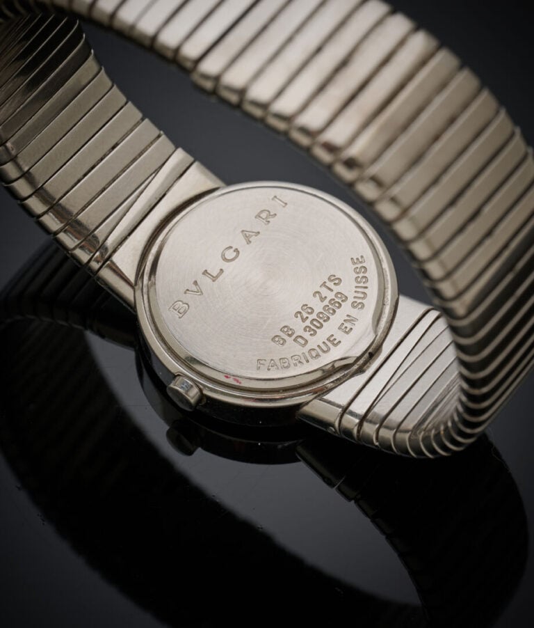 BULGARI - BRACELET MONTRE ronde de dame modèle "tubogas" en acier. Lunette grav…