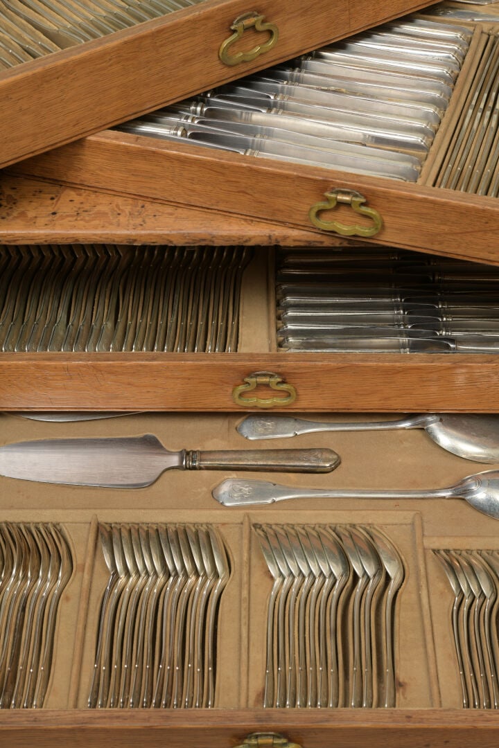 CARDEILHAC - Importante ménagère en argent chiffré, poinçon - Minerve, comprena…