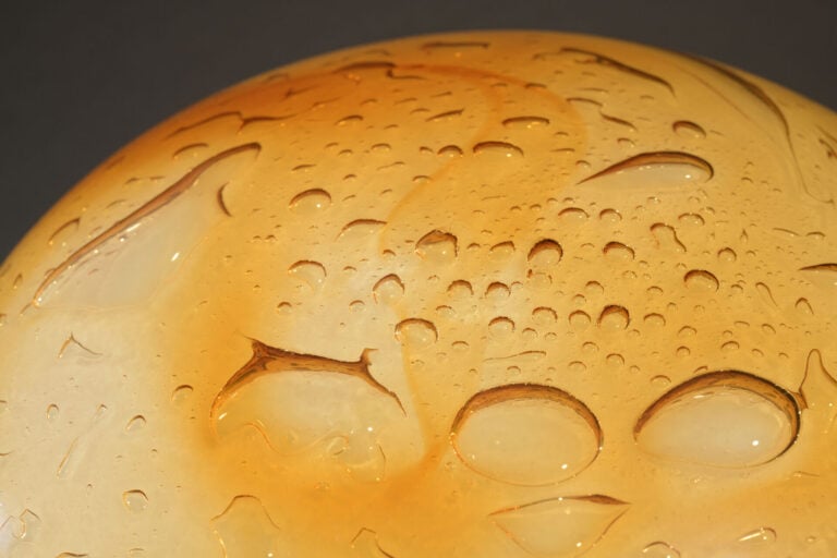 CARLO NASON (NÉ EN 1936), MODÈLE DE - Lampe champignon en verre blanc et ambre…
