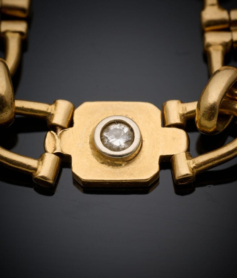 CARTIER - BAGUE articulée en or jaune (750‰) ajouré, à maillons "étriers", sert…