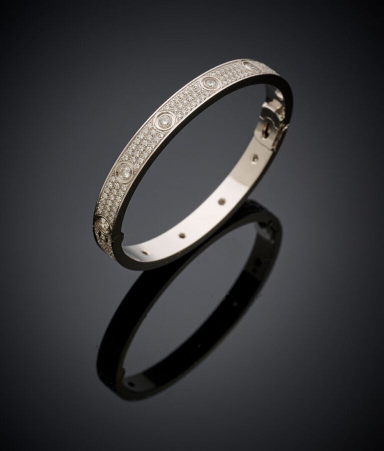 CARTIER - BRACELET "Love" rigide ouvrant en or gris (750‰) entièrement pavé de…