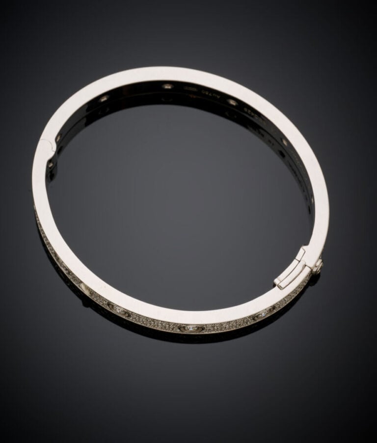 CARTIER - BRACELET "Love" rigide ouvrant en or gris (750‰) entièrement pavé de…