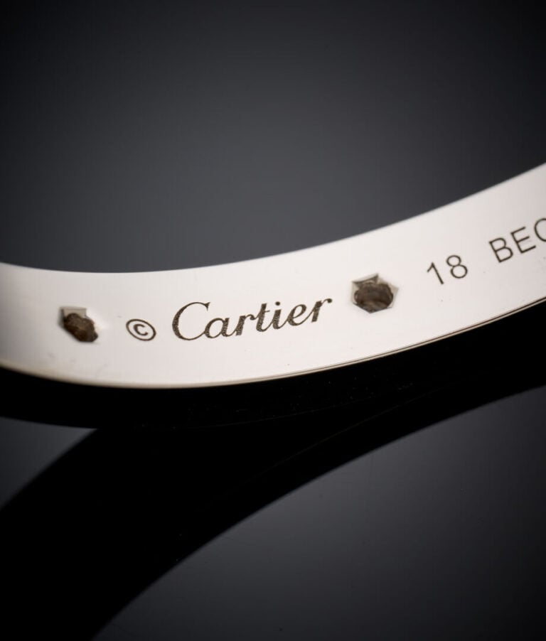 CARTIER - BRACELET "Love" rigide ouvrant en or gris (750‰) entièrement pavé de…