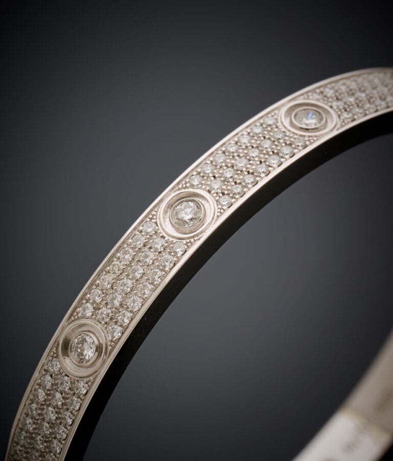 CARTIER - BRACELET "Love" rigide ouvrant en or gris (750‰) entièrement pavé de…