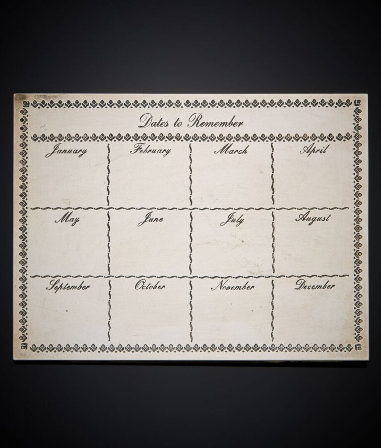 CARTIER - CALENDRIER de BUREAU en argent (min.800‰) ciselé gravé "dates to reme…