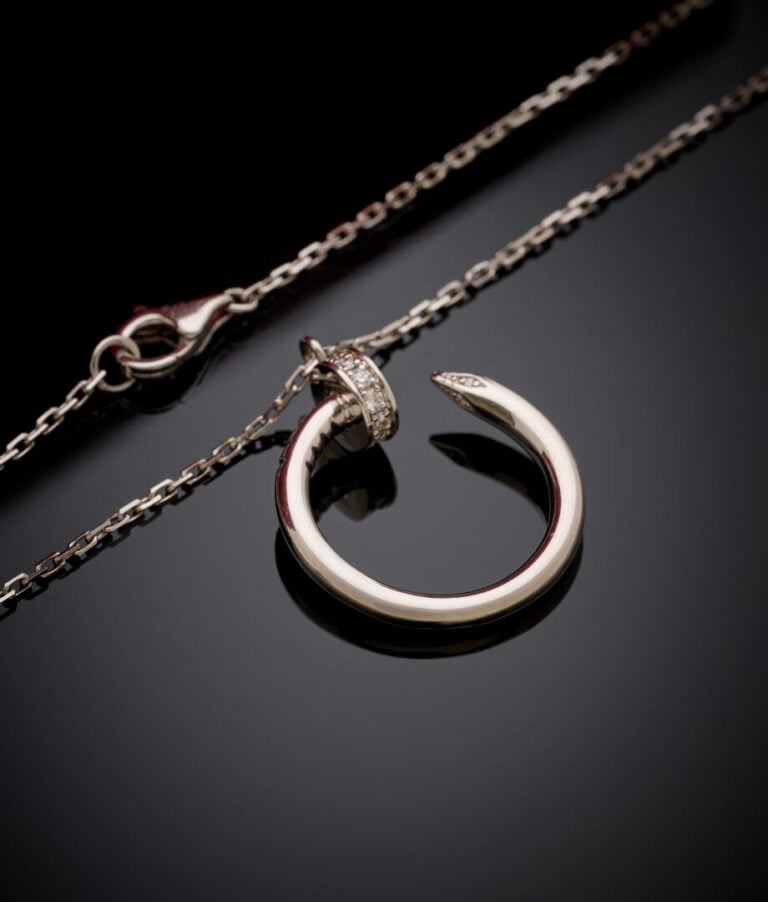 CARTIER - COLLIER "Juste un clou" et sa chaînette en or gris (750‰) partielleme…