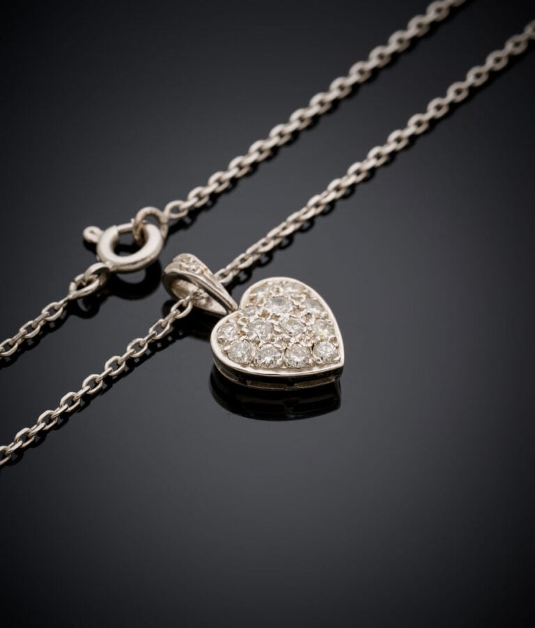 CHAÎNE en or gris (750‰) à maille forçat retenant un PENDENTIF "cœur" pavé de d…