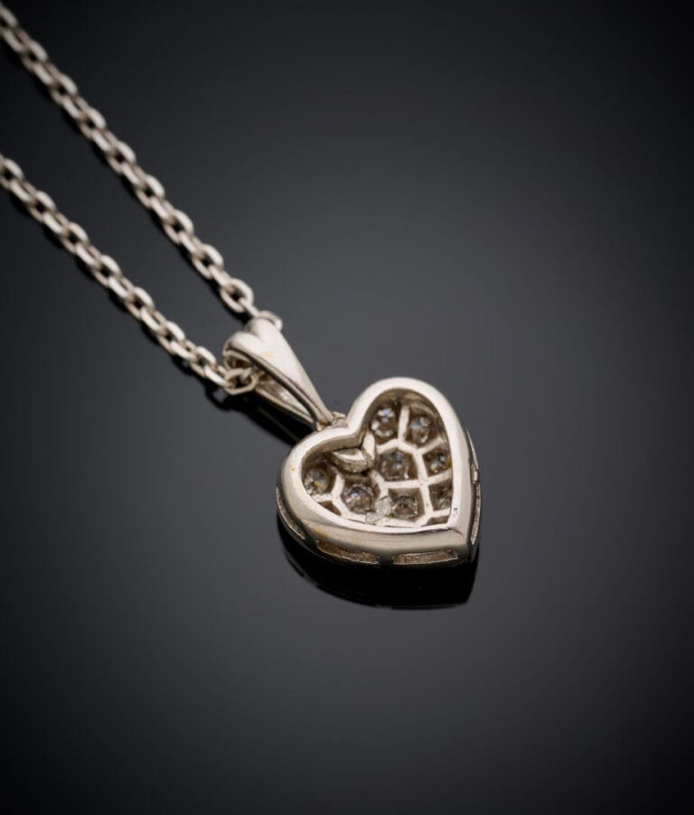 CHAÎNE en or gris (750‰) à maille forçat retenant un PENDENTIF "cœur" pavé de d…