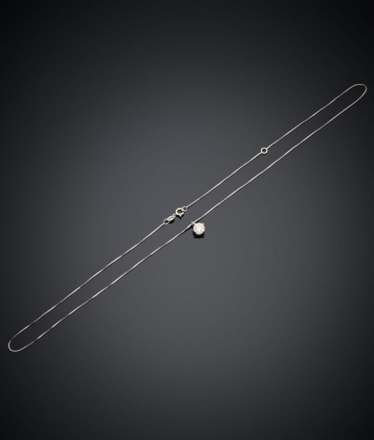 CHAINETTE en or gris (750‰) retenant un diamant pesant 0,80 carat, taille brill…