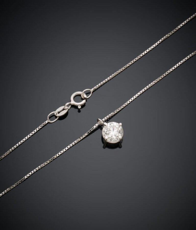 CHAINETTE en or gris (750‰) retenant un diamant pesant 0,80 carat, taille brill…