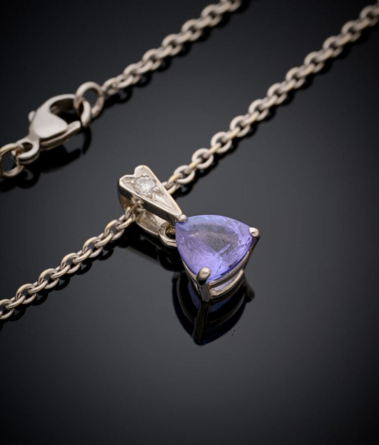CHAINETTE en or gris (750‰)retenant unPENDENTIF serti d'une tanzanite de forme…