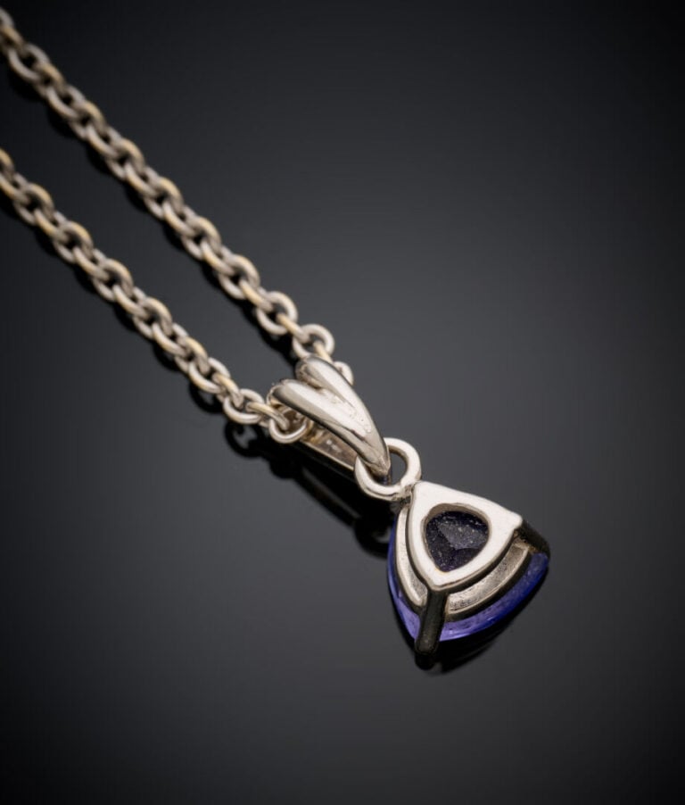 CHAINETTE en or gris (750‰)retenant unPENDENTIF serti d'une tanzanite de forme…