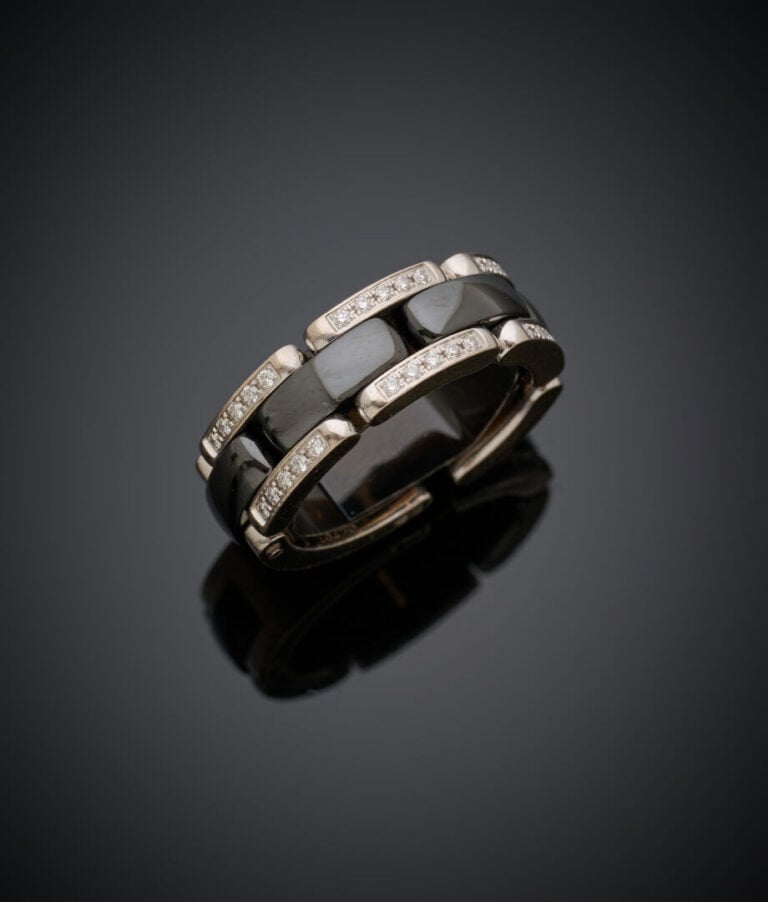 CHANEL - BAGUE articulée, modèle "Ultra" en or gris (750‰) serti de diamants ta…