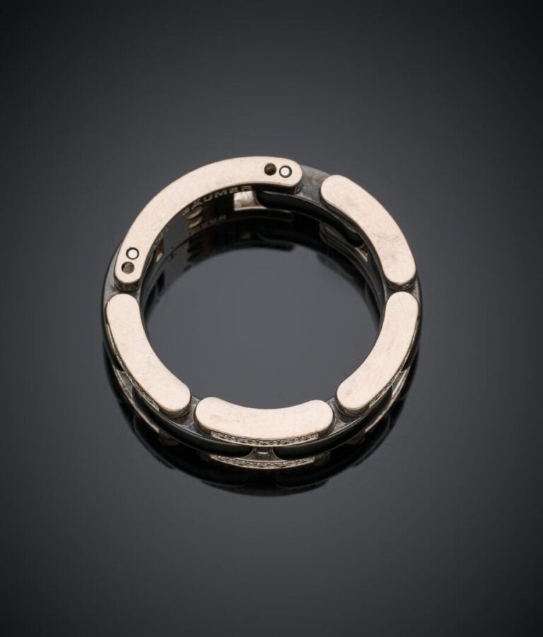 CHANEL - BAGUE articulée, modèle "Ultra" en or gris (750‰) serti de diamants ta…