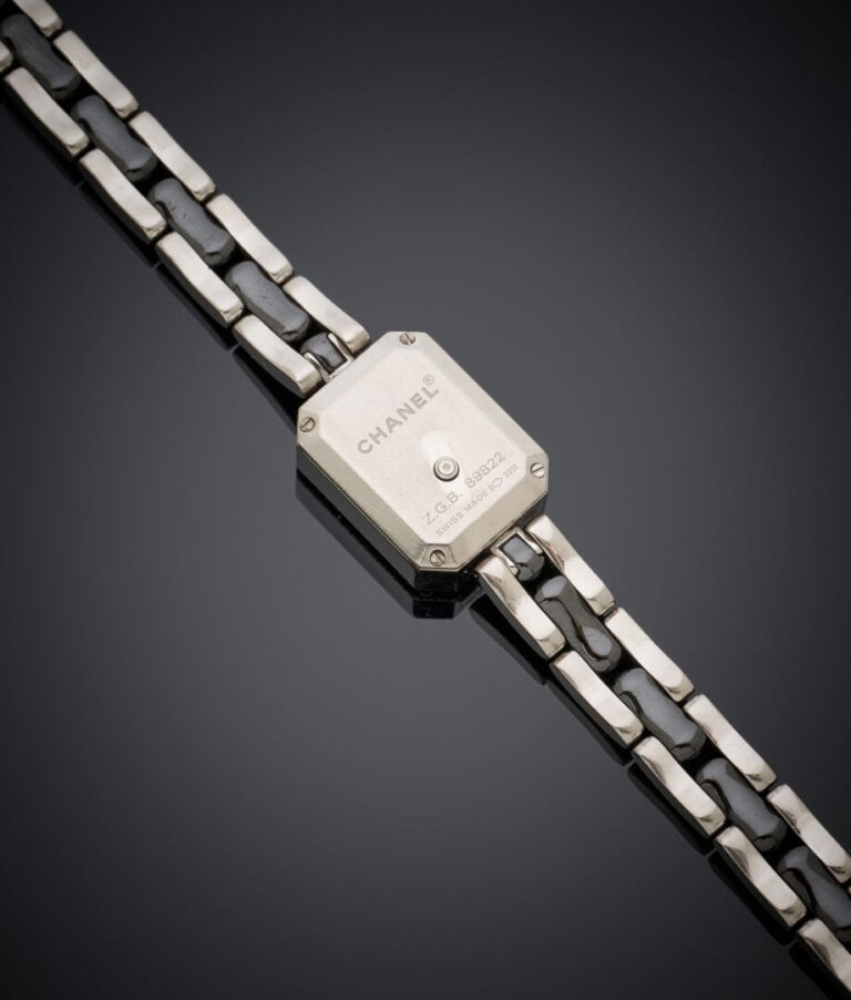 CHANEL - BRACELET MONTRE octogonale de dame en acier. Lunette serti de diamants…