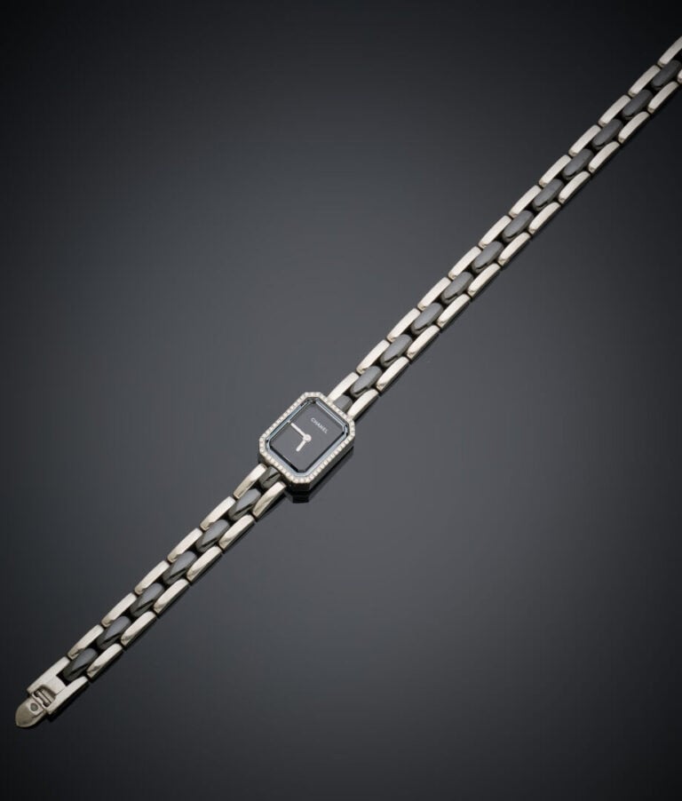 CHANEL - BRACELET MONTRE octogonale de dame en acier. Lunette serti de diamants…