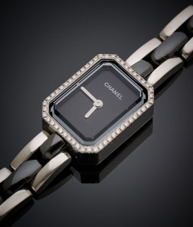 CHANEL - BRACELET MONTRE octogonale de dame en acier. Lunette serti de diamants…