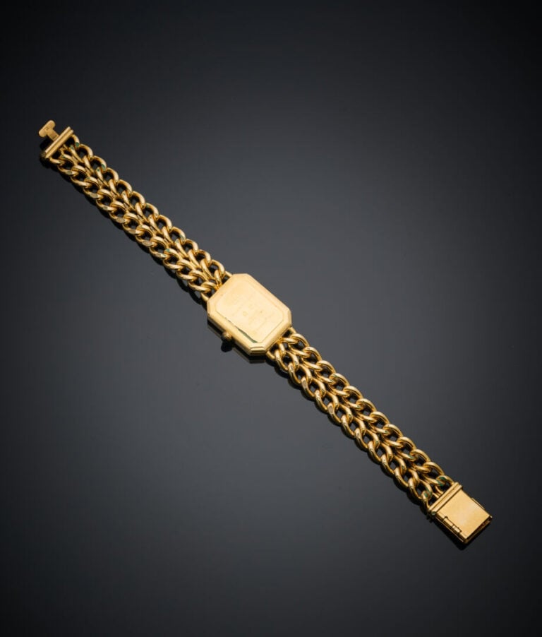CHANEL - BRACELET MONTRE octogonale modèle "Première" en métal doré. Cadran noi…