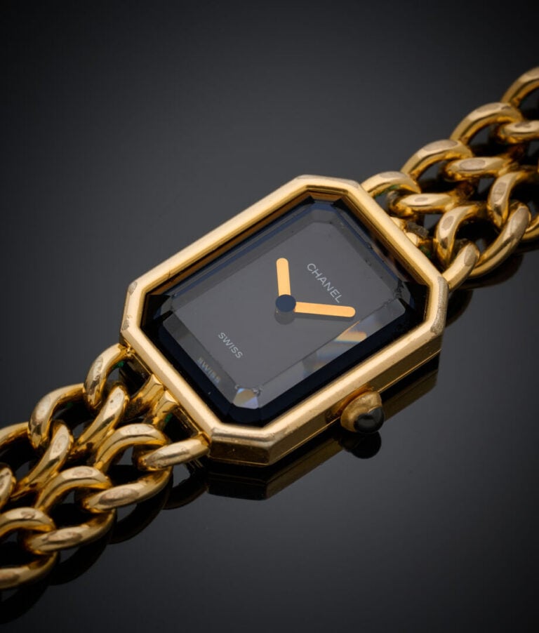 CHANEL - BRACELET MONTRE octogonale modèle "Première" en métal doré. Cadran noi…