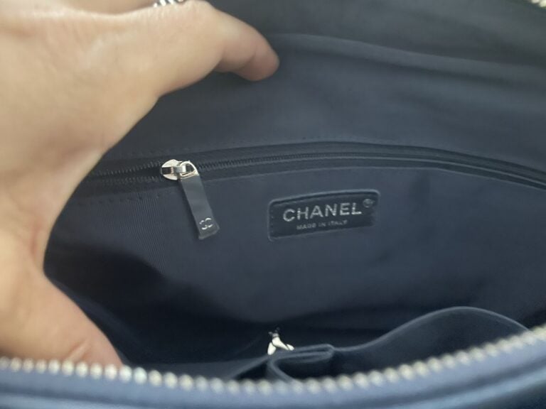 CHANEL - Sac « Gabrielle » en cuir d'agneau marine et tweed, double chaîne en m…