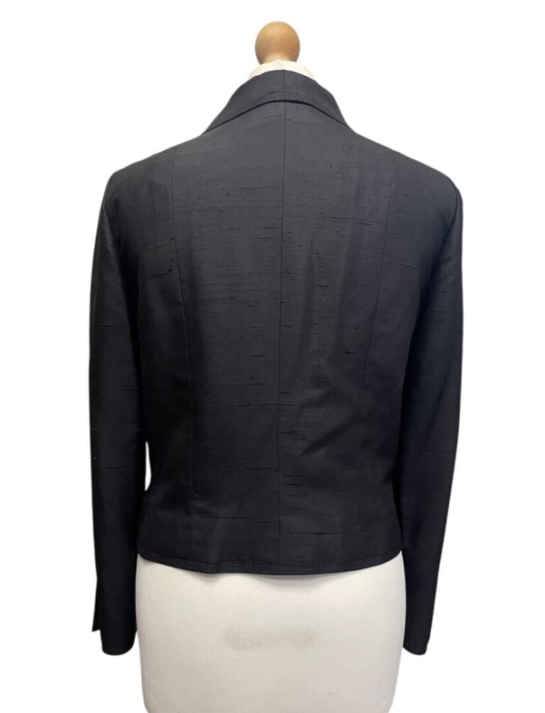 CHANEL - Spencer en soie sauvage (shantung) noire, boutons en métal doré a déco…