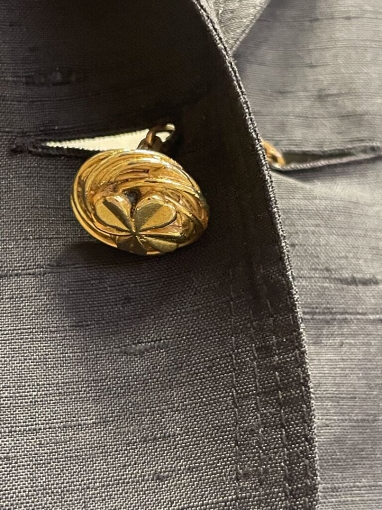 CHANEL - Spencer en soie sauvage (shantung) noire, boutons en métal doré a déco…