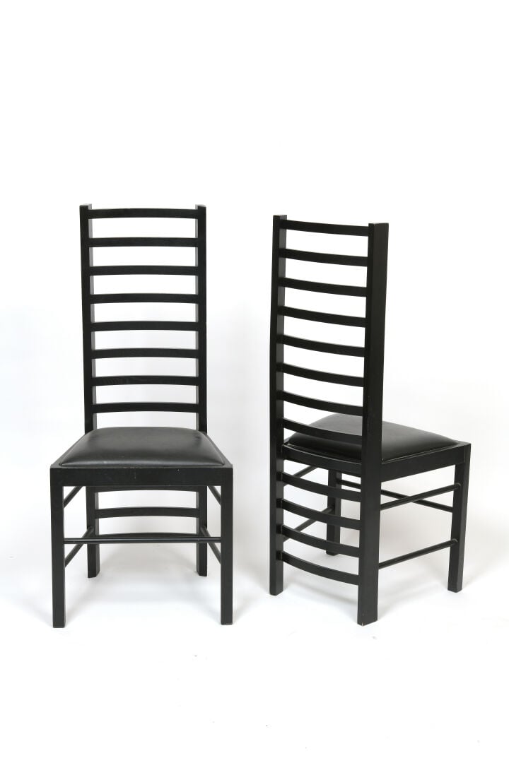 CHARLES RENNIE MACKINTOSH, DANS LE GOÛT DE - Chaise en bois laqué noir à haut d…